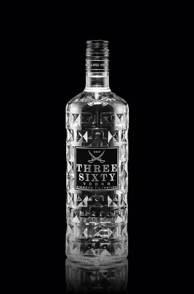 Tres sesenta vodka sobre fondo negro — Foto de Stock