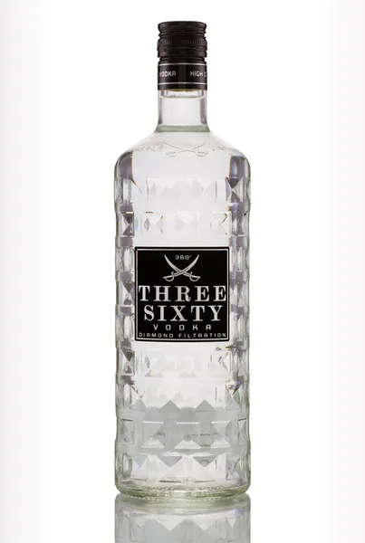 Tres sesenta vodka sobre fondo blanco — Foto de Stock