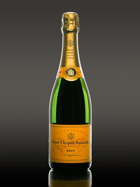 瓶的凯歌香槟 — 图库照片