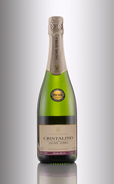 Бутылка Кристалино Жауме Серра — стоковое фото
