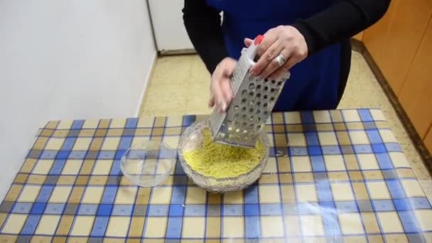 Tuorli d'uovo grattugiati — Video Stock