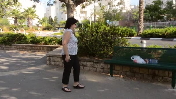 Kobieta czyści śmieci pozostawiona przez kogoś — Wideo stockowe