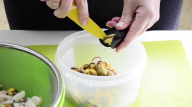 Midye kabukları bıçakla kaldırma