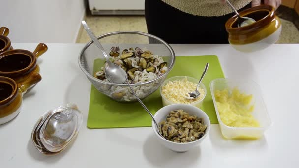 Poner con ingredientes de cuchara en una olla de barro — Vídeos de Stock