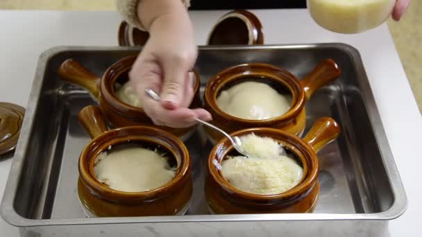 Beregening versnipperd gruyere kaas voor oven — Stockvideo