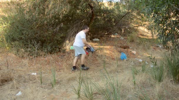 Environmental volunteer removing litter — Stock Video