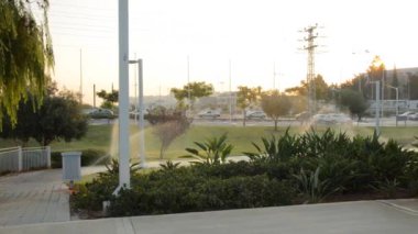 güneş doğarken sulama parklar