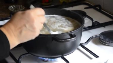 çorba, baklagiller, fasulye ve mürekkep balığı dokunaçları balıkçılık