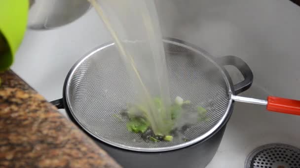 Pouring broth through a fine-mesh sieve — Stock Video