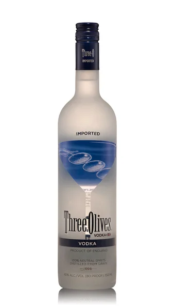 Láhev vodky třemi olivami — Stock fotografie
