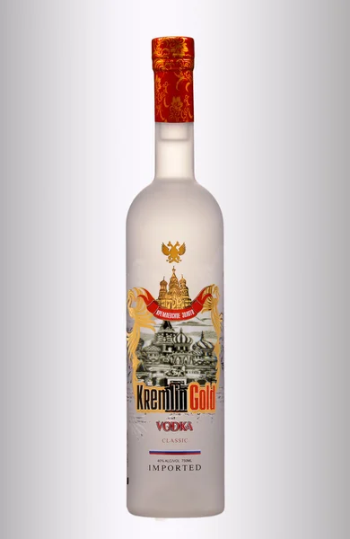 Бутылка водки "Кремлевское золото " — стоковое фото