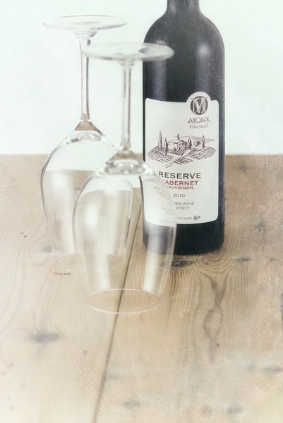 Wine Mony Cabernet Sauvignon 2010 with two glasses — Stock Photo, Image