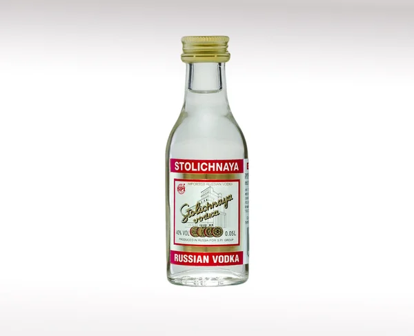 Vodka Stolichnaya botella en miniatura — Foto de Stock