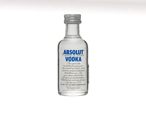 Vodka absolut 50ml fles — Stockfoto