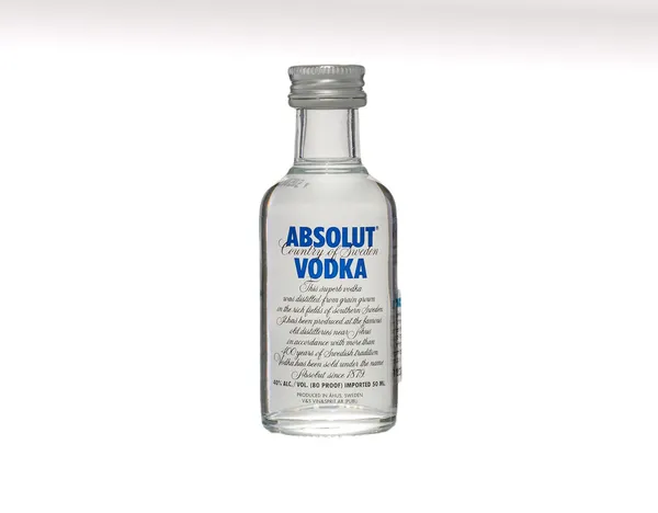 50ml láhev vodky absolut — Stock fotografie