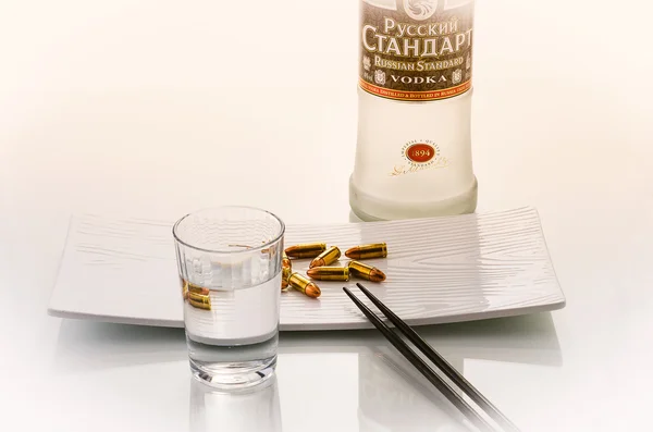 Vodka botella con plato de sushi y balas 9mm — Foto de Stock