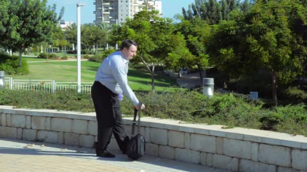 Hombre de negocios de mediana edad bebiendo whisky envuelto en una bolsa — Vídeo de stock