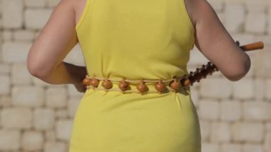 sırt üstü ahşap bir masaj aleti kullanan kadın