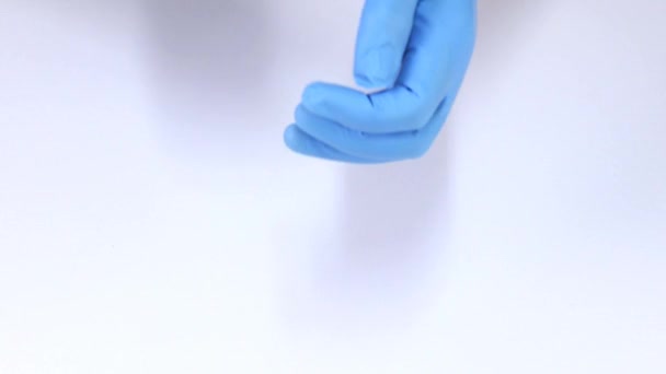Doc opstijgen blauwe rubber handschoenen — Stockvideo