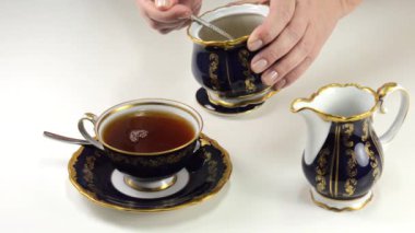 Bayan güzel Çin çay seti bardak kahverengi şeker ekleyerek