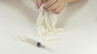 Beyaz plastik eldiven koyarak doktor