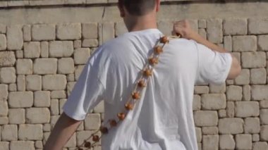 genç adam ahşap masaj aleti kullanma