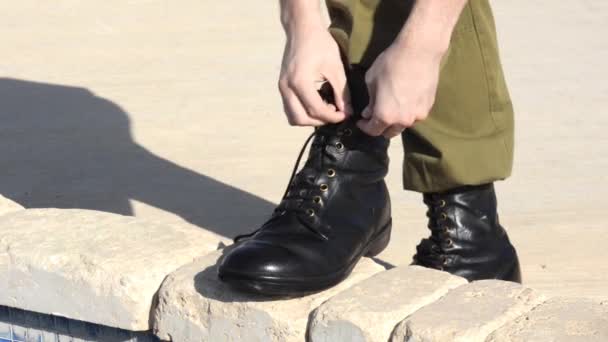 Tommy schnürt seine Militärstiefel — Stockvideo