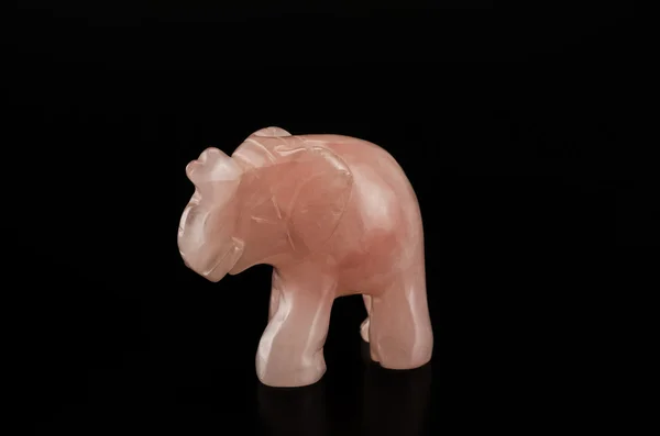 彫刻が施されたローズクォーツ象 — ストック写真