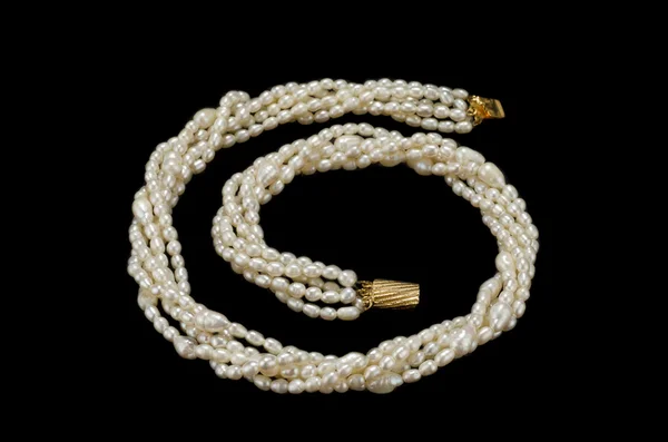 Twisted vita sötvatten pärla halsband — Stockfoto