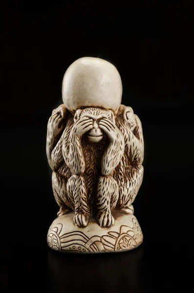 Tre apor netsuke — Stockfoto