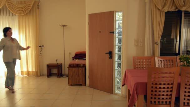 Безтурботність домогосподарка відкрила двері — стокове відео