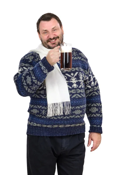 Gordo está segurando cerveja e convida para o pub — Fotografia de Stock