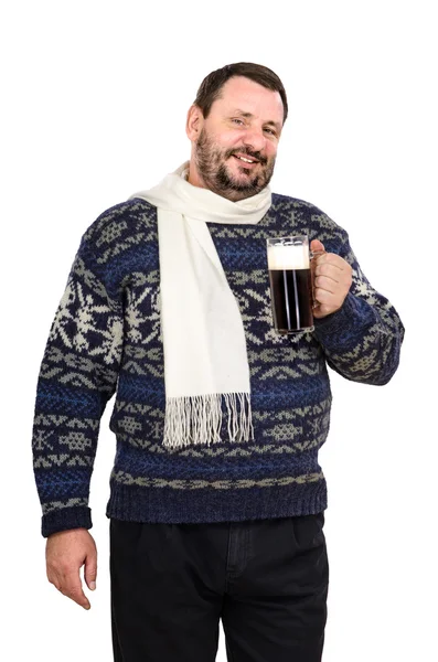 O homem gordo em cachecol branco com caneca de cerveja — Fotografia de Stock