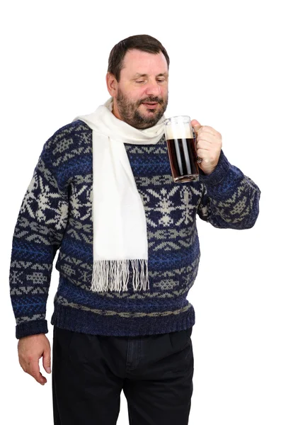 O homem gordo com uma camisola azul e branca com caneca de cerveja — Fotografia de Stock