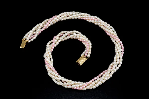 Στριμμένα λευκό-ροζ γλυκού νερού μαργαριτάρι κολιέ — Φωτογραφία Αρχείου