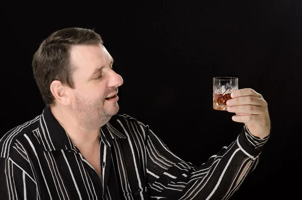 Hombre con un amor mirando brandy de cristal —  Fotos de Stock