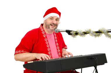 bir şarkı söylerken Noel Baba kıyafetli adam