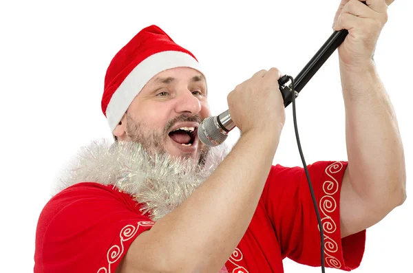 Šťastný chlap v obleku santa zpívat do mikrofonu — Stock fotografie