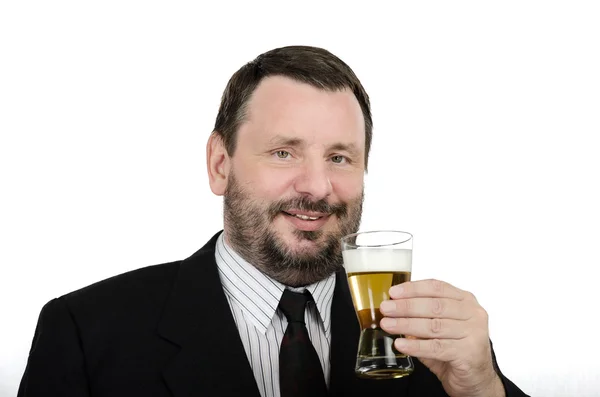 Homem barbudo desfrutando lager — Fotografia de Stock