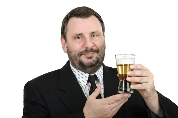 Brodaty mężczyzna w czarnym garniturze posiada szkło piwo — Zdjęcie stockowe