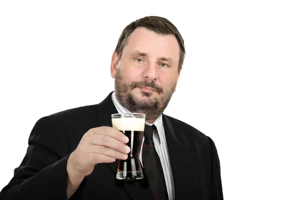Homem caucasiano de terno preto com vidro de cerveja — Fotografia de Stock