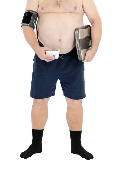 Tlustý muž kontroluje tlak a hmotnost — Stock fotografie