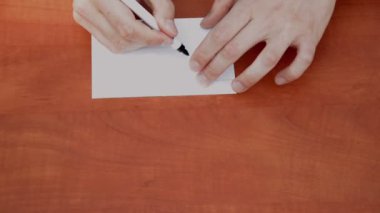 beyaz sayfa üzerinde kelime serin