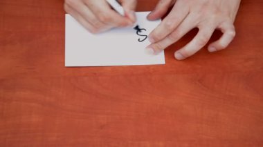 düz beyaz sayfa üzerinde kelime