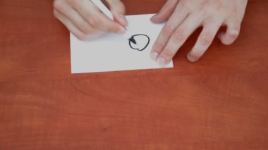 beyaz sayfa üzerinde kapalı kelime