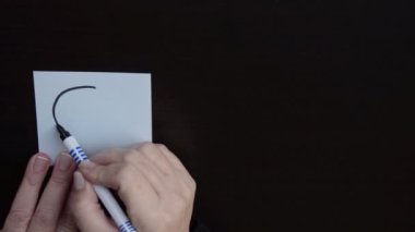 Şaşkın gülen işkadını çizer