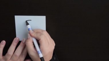 iş kadını smiley endişeli çizer