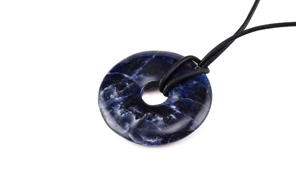 Donut en pierre de sodalite sur corde de cuir — Photo