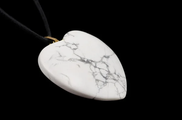 Coeur howlite blanc avec ficelle en cuir sur fond noir — Photo