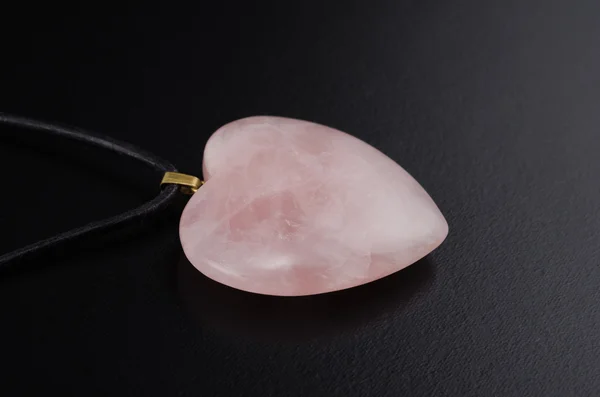 Coração de quartzo rosa com corda de couro em preto — Fotografia de Stock
